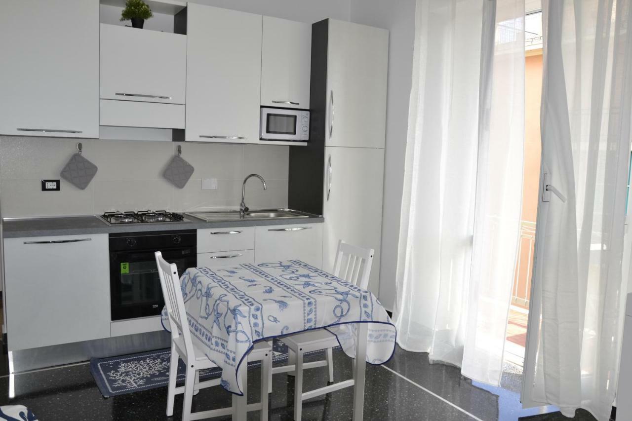 Il Nido Di Quarto Con Park Auto Macchine Piccole Segmento B Генуа Екстериор снимка